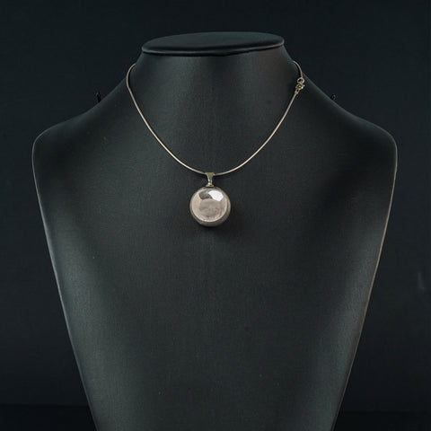 P31: Pearl Pendant