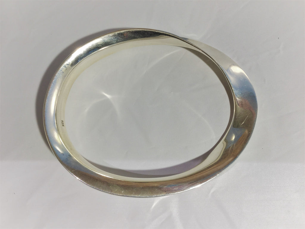 BS51: Bangle is 15 mm wide.
